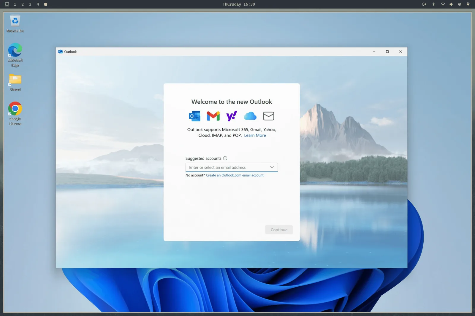 在 Omarchy 裡跑 Windows 11 的 Outlook，上方還看得到 Omarchy 桌面列